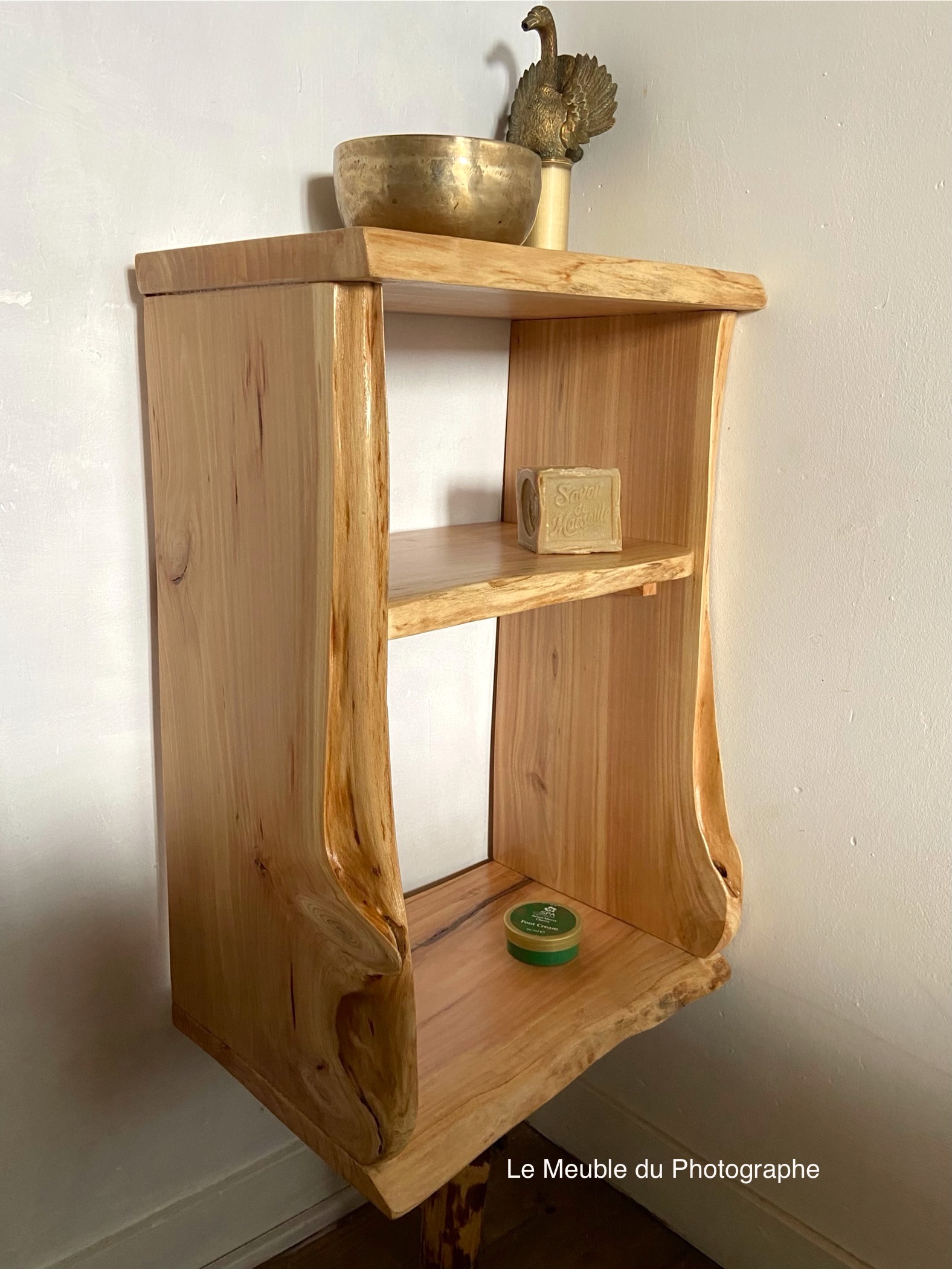 petit meuble lave-mains en bois massif forme arbre sur mesure. Pour toilettes.