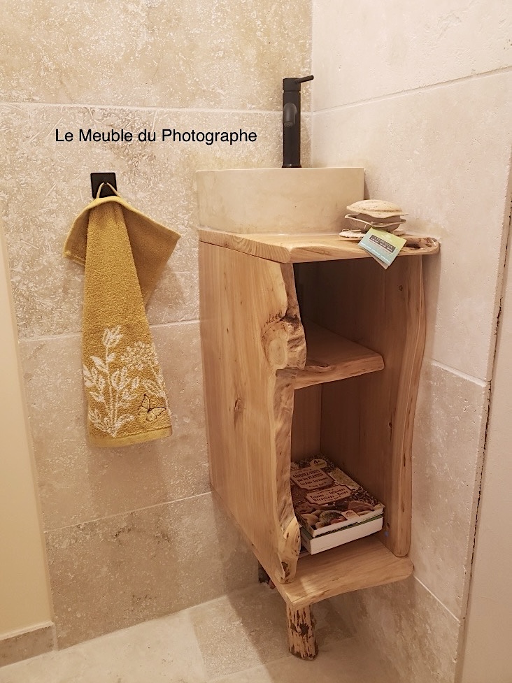 Un lave-mains, meuble en bois pour petite vasque de toilettes.