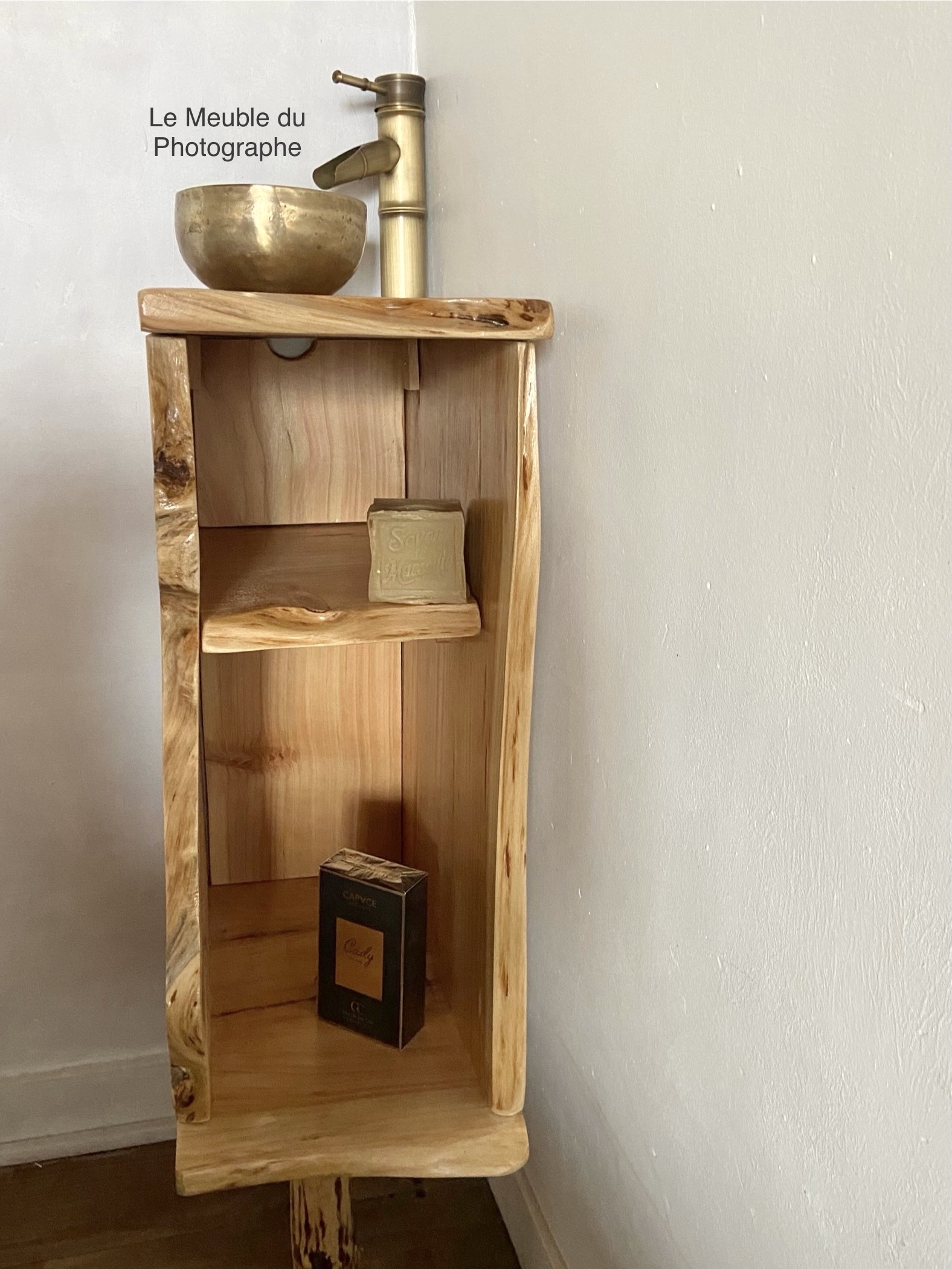 lave-mains en bois massif avec étagère et cache fond amovible. Fabrication artisanale sur mesure.