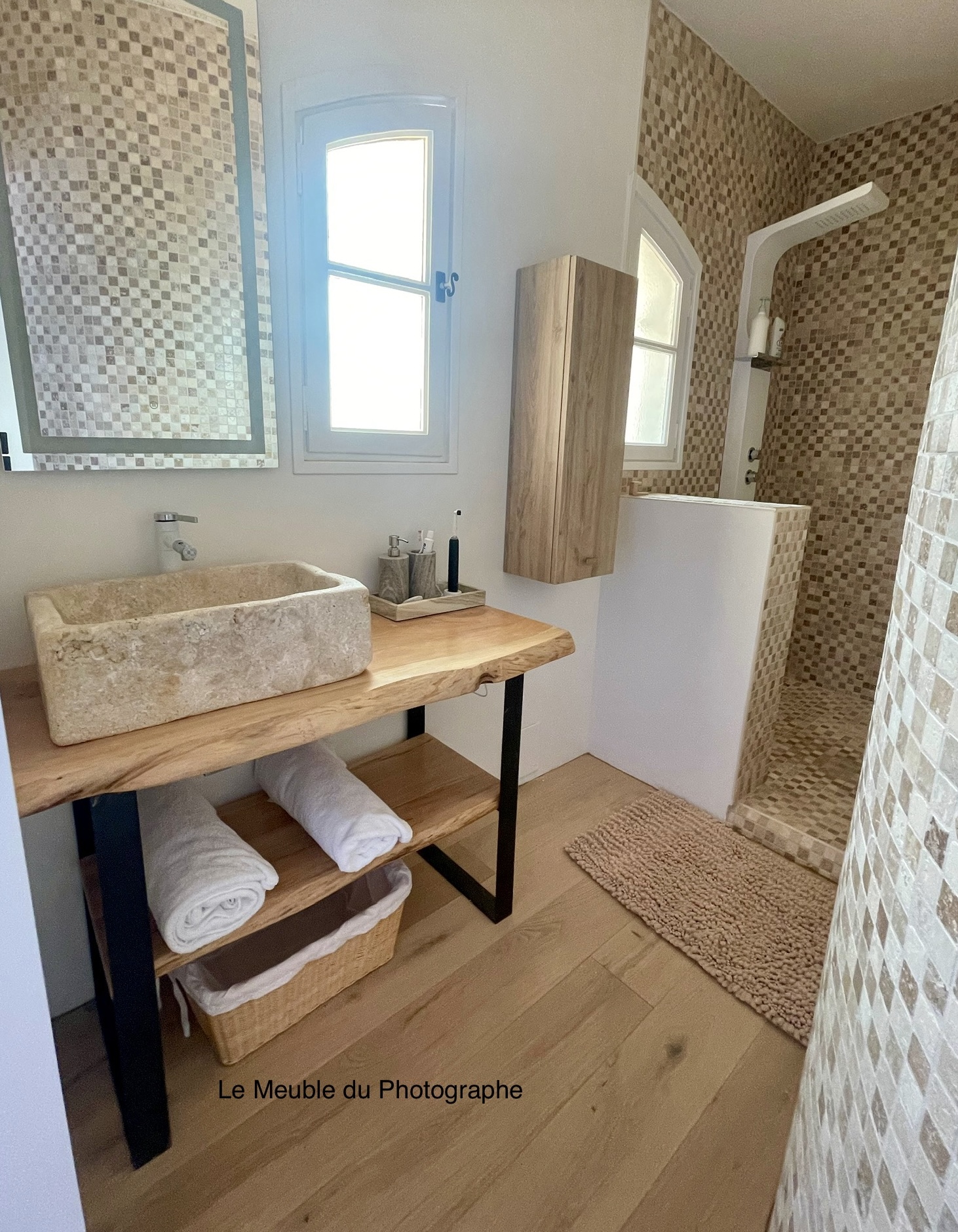 Meuble vasque en bois 100% massif sur pieds métal avec étagère. Un travail artisanal français sur mesure.