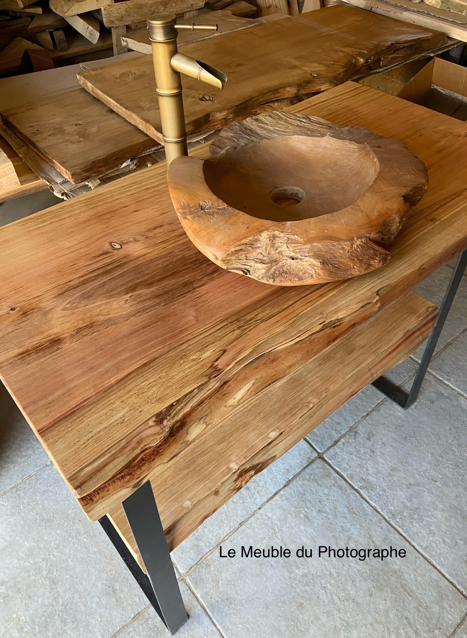 Meuble vasque en bois brut séquoia et pieds métal sur mesure. 110 120 cm. Fabrication artisanale.