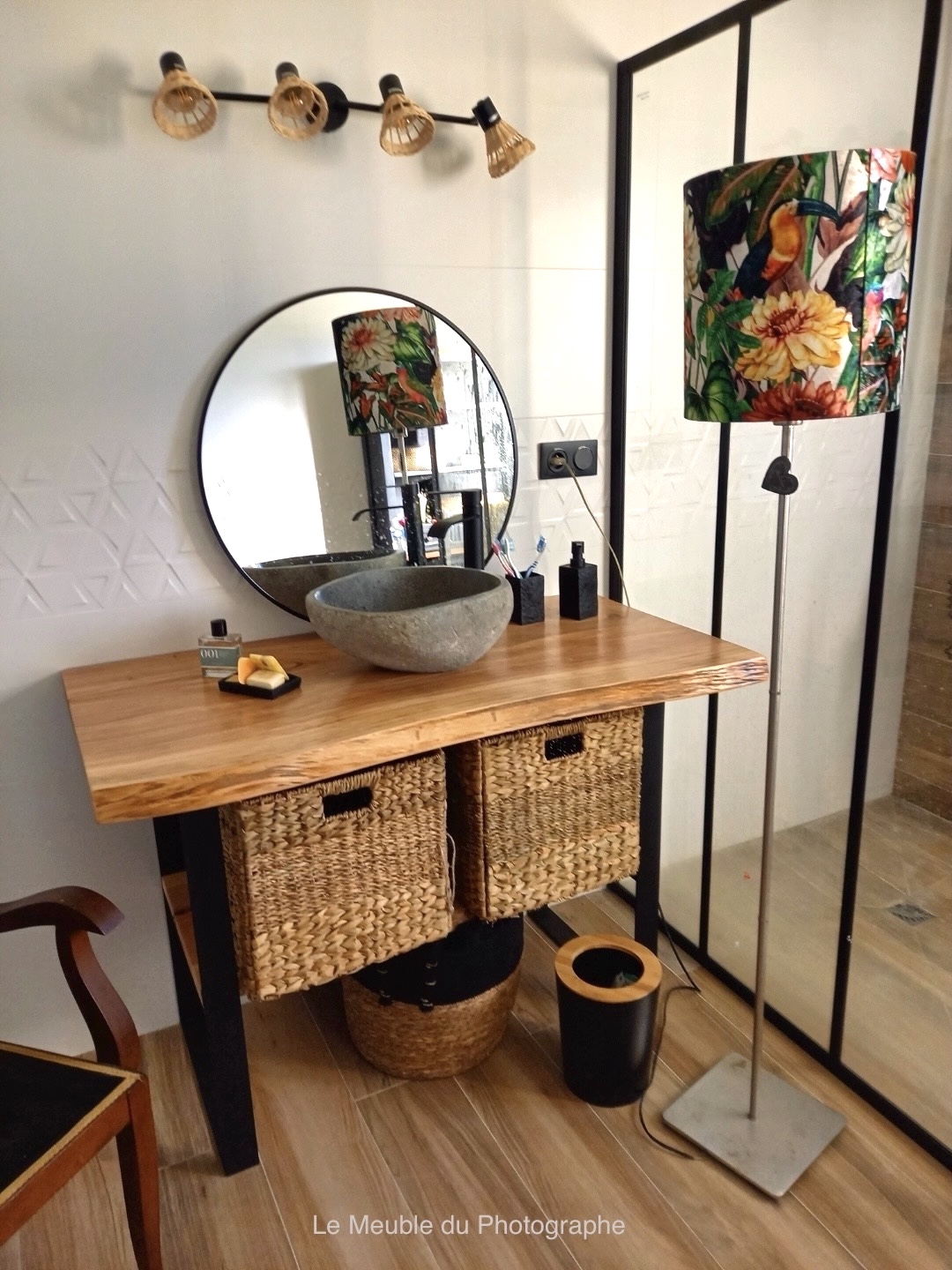 Meuble vasque en bois massif de Séquoia sur pieds métal. Fabrication française sur mesure. Ici en 120cm.