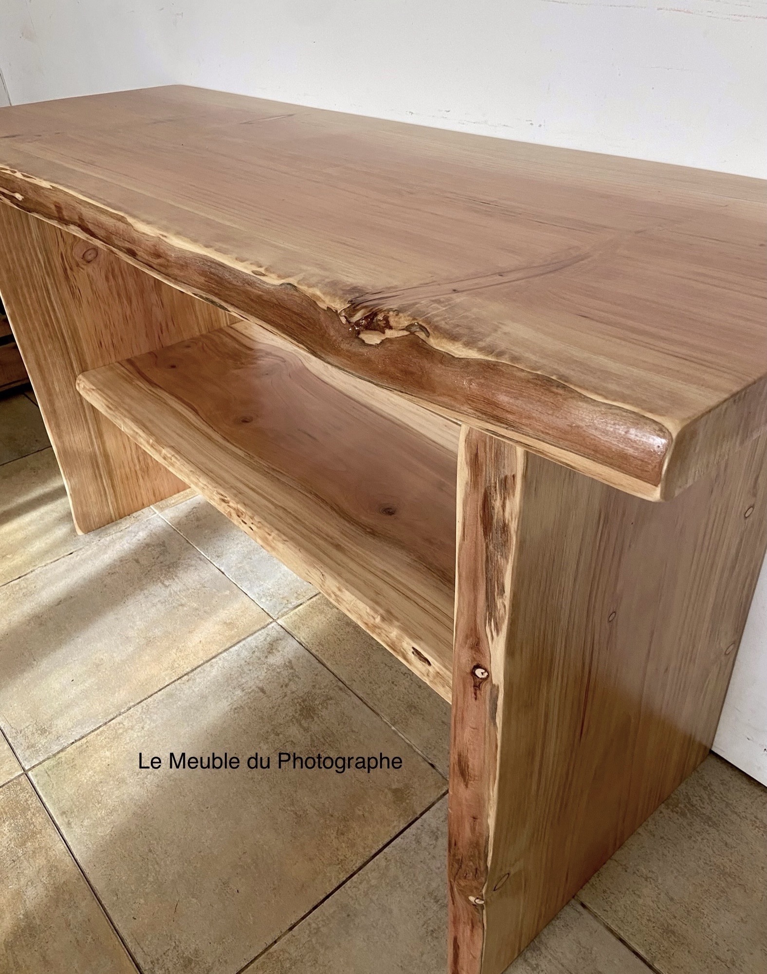 Meuble vasque en bois de séquoia. Fabrication sur mesure par artisan français. 140cm.