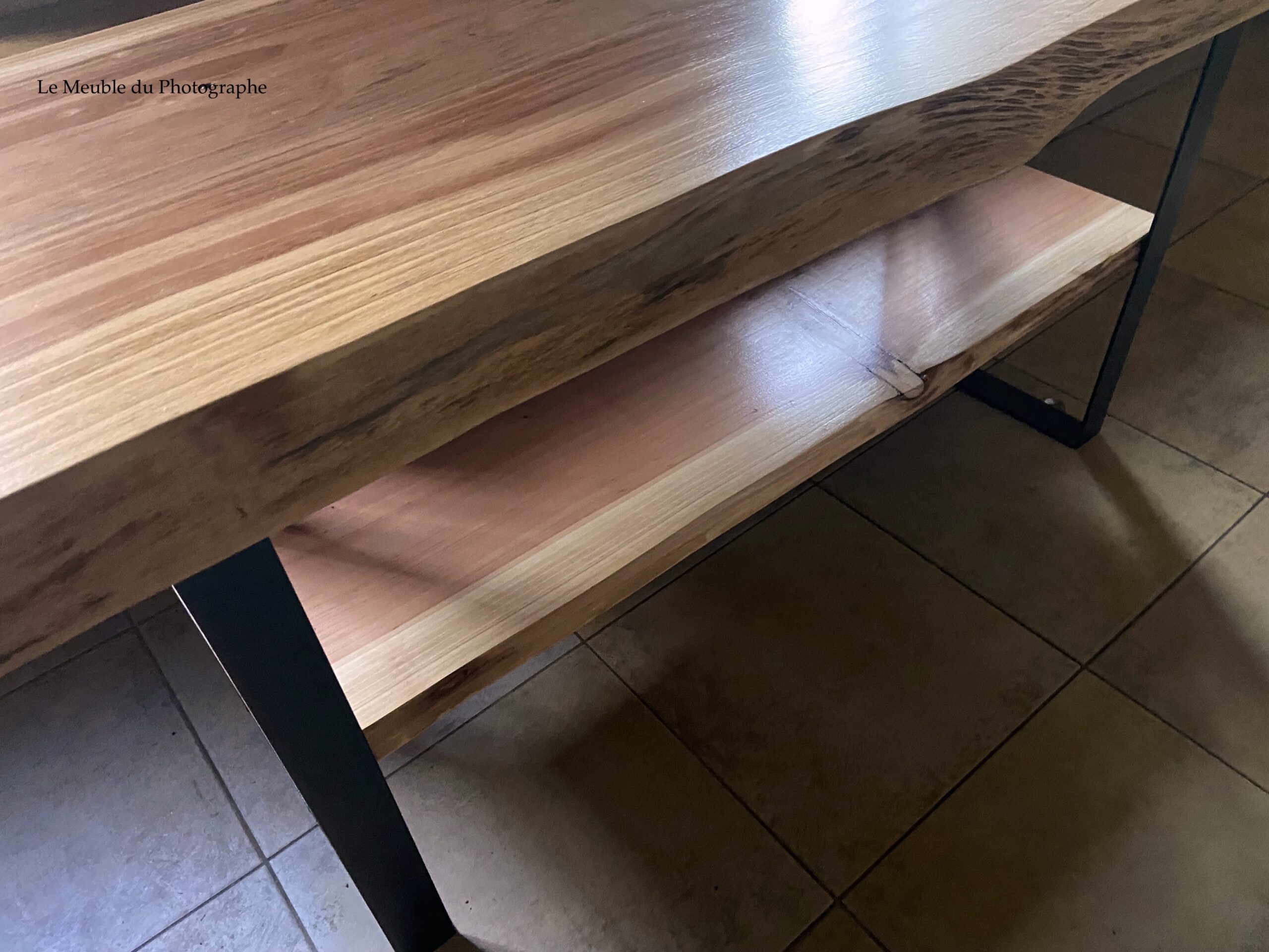 Bois massif de Séquoia et pieds métal pour ce meuble de salle de bain de fabrication artisanale.