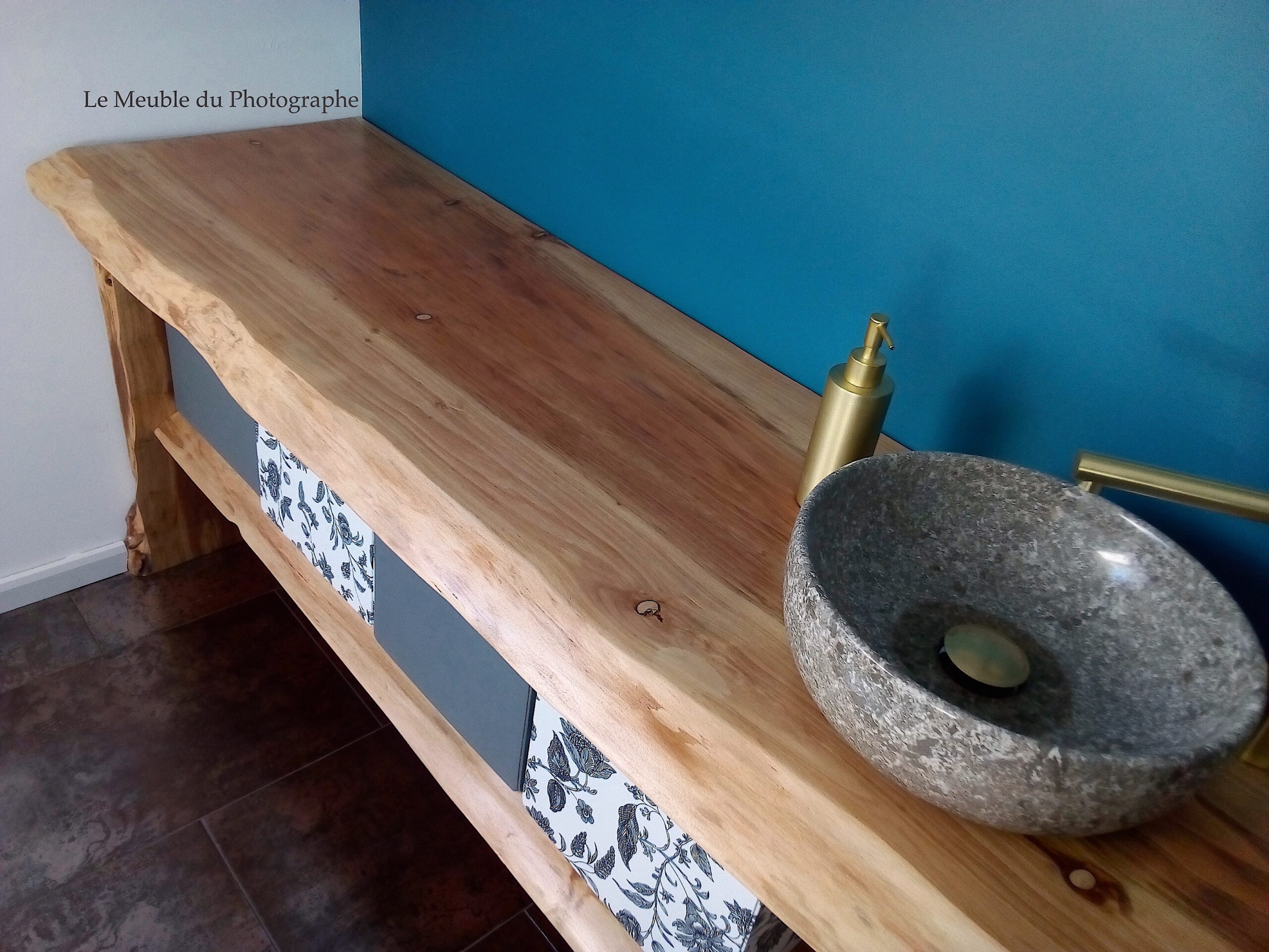 Grand meuble vasque en planche d'arbre de séquoia. Sur mesure par artisan français.