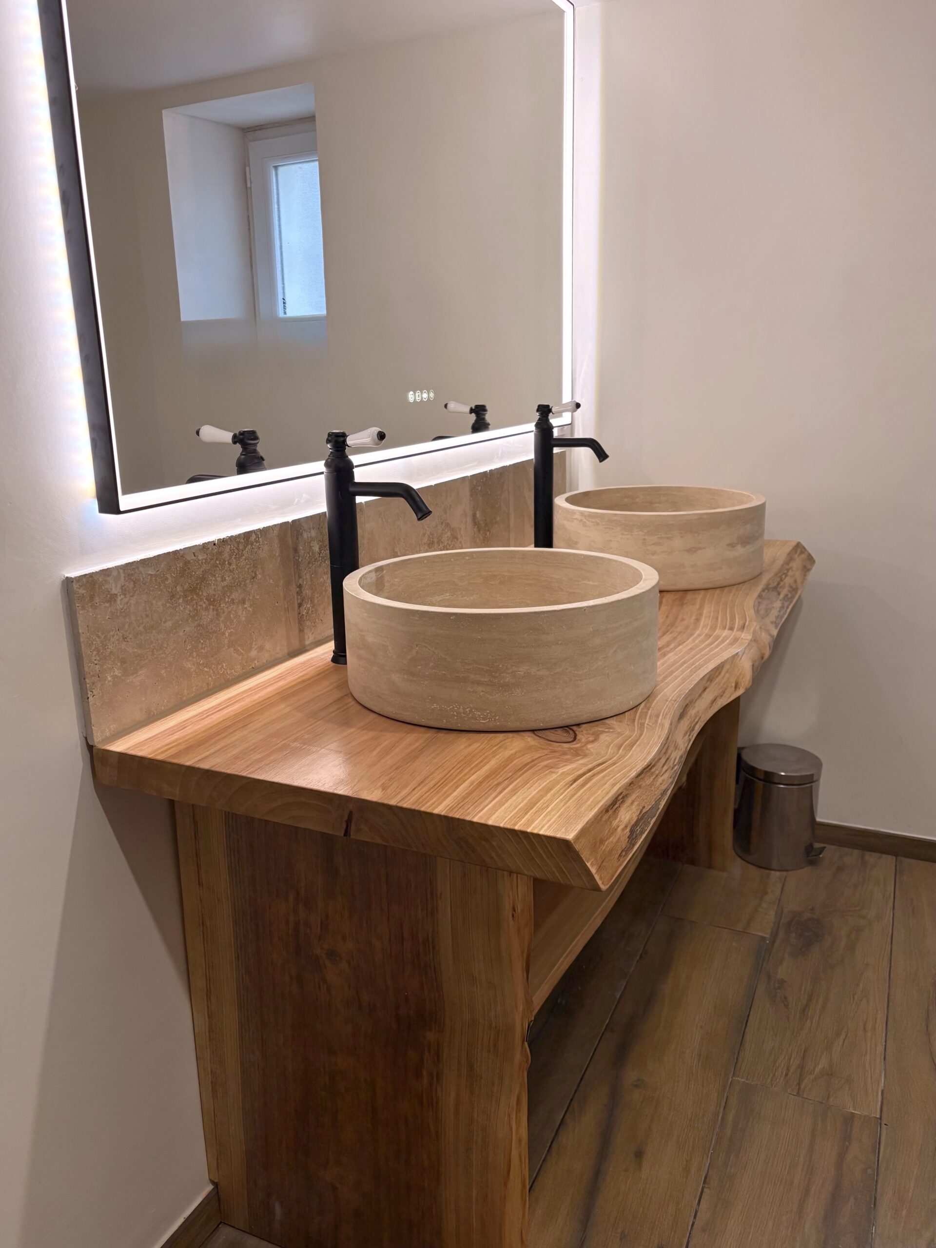 Meuble double vasque en bois massif dans salle de bain. Fabrication artisanale sur mesure, forme arbre. 160cm
