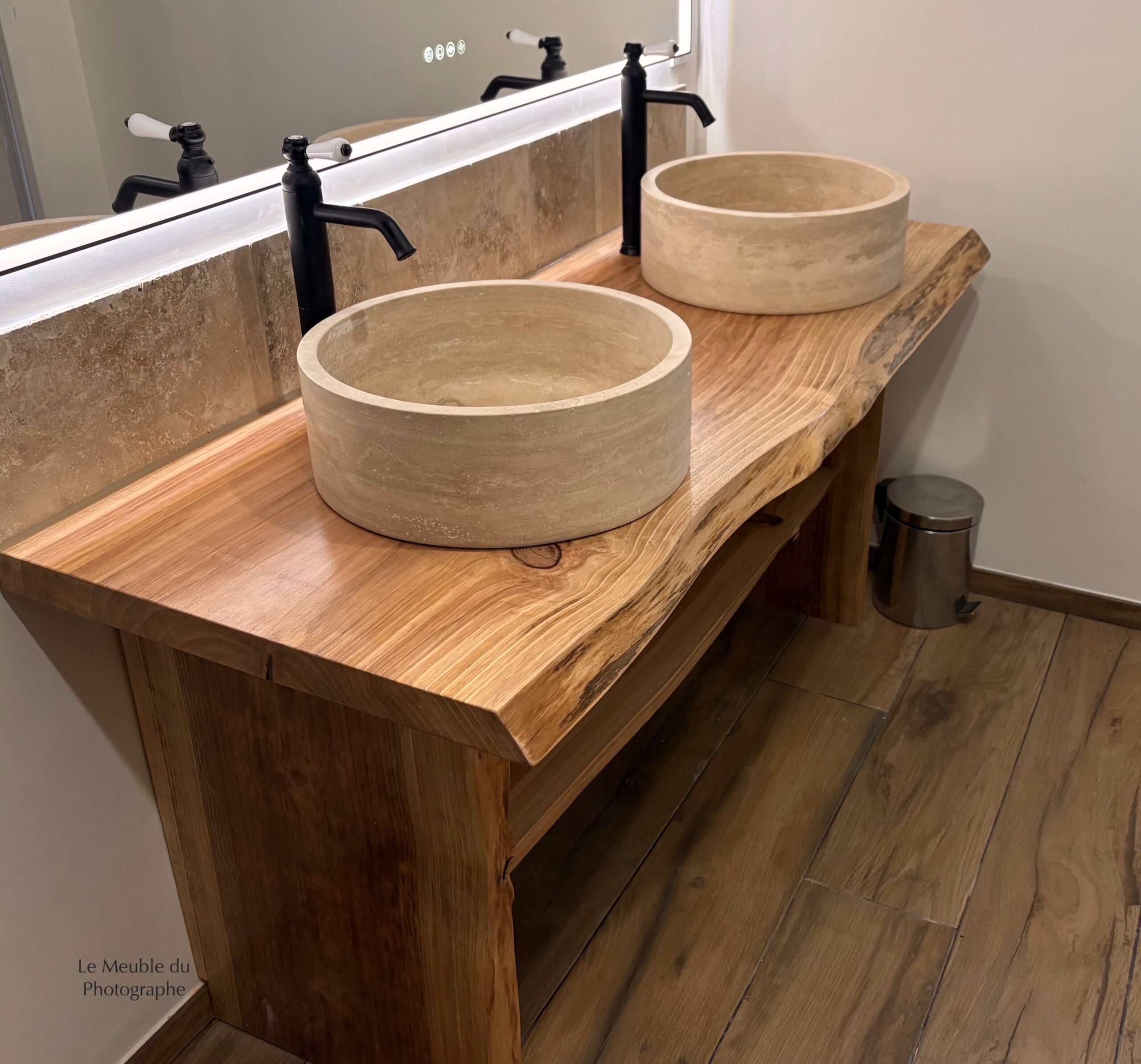 Meuble double vasque en bois massif forme arbre brut irrégulière. En séquoia 160cm.
