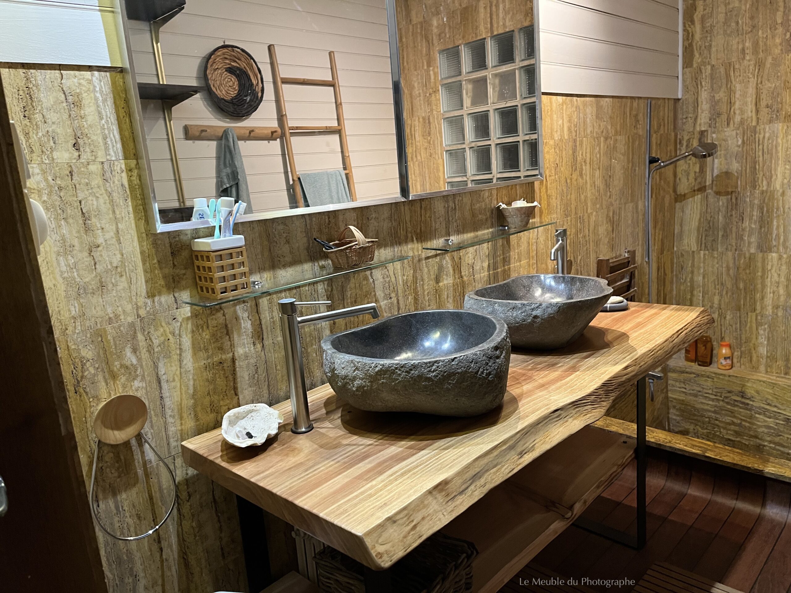 Un meuble double vasque en bois massif de Séquoia sur mesure pour la salle de bain. Avec pieds métal et étagère centrale. En 120cm, 130cm, 150cm et plus.