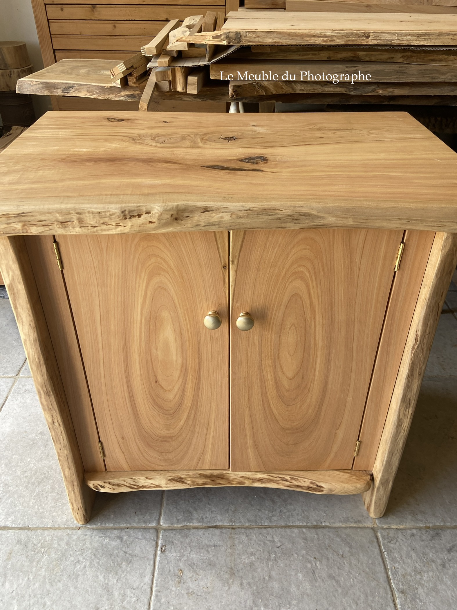Meuble sous vasque en bois massif avec portes style buffet
